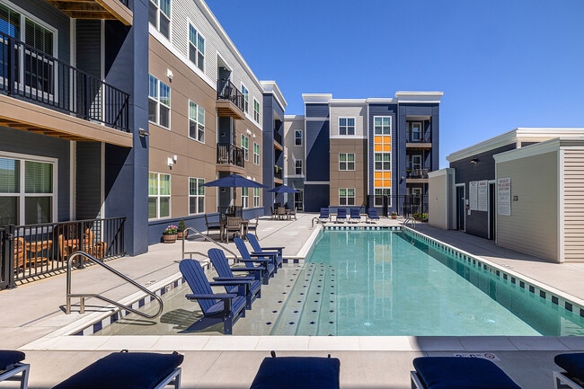 VivaBeneStPeters - Piscina - Viva Bene 55+ Active Adult Apartment Homes