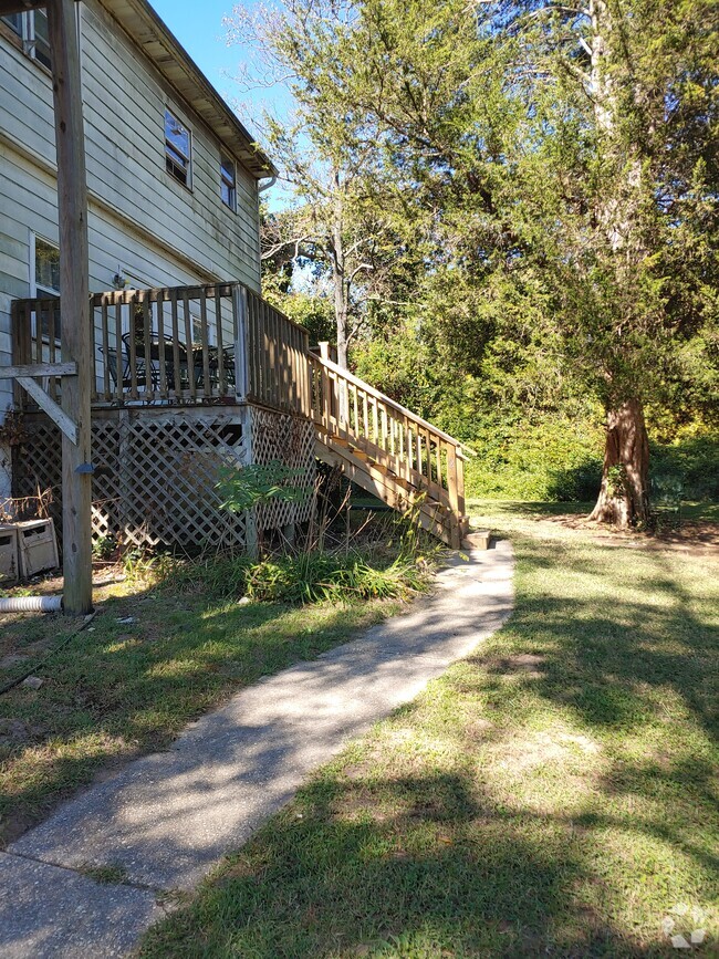 Side Entranceway - 1342 Lake Ave Rental