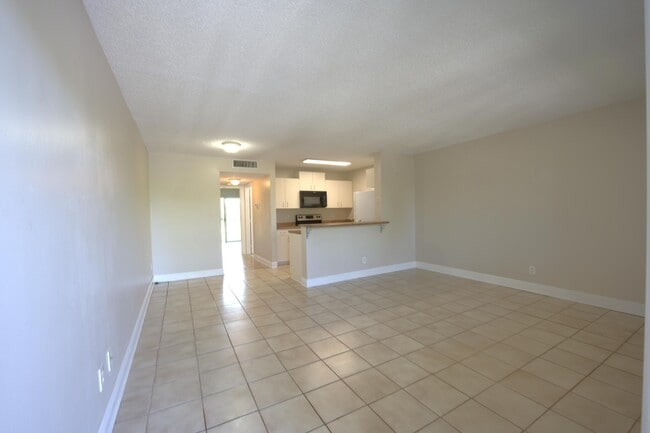 Photo - 1523 Meadows Cir