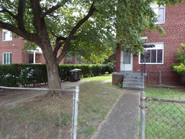 Building Photo - Recently Remodeled 2BR/1BA Three-Level Duplex in Arlington