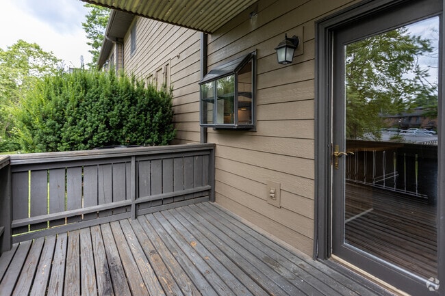 2 BR, 2 BA - 1,300SF