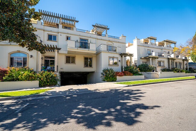 Para ver llame a Bella (310)498-6575 - 841 Westmount Dr Unidad 102