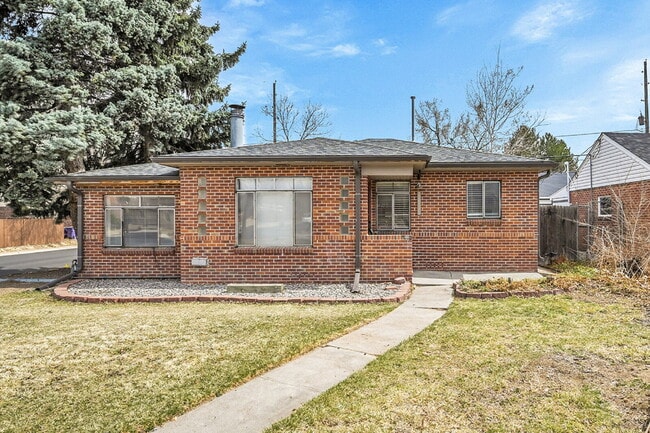 Building Photo - $2,540.95, 3 bed, 1 bath located in Denver with a newly renovated kitchen and In Unit Laundry!