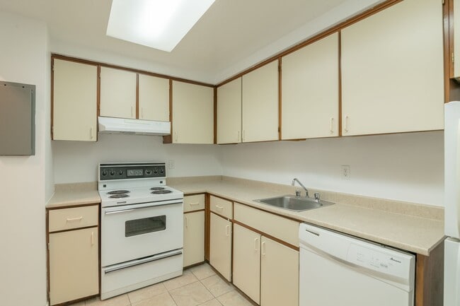 Building Photo - 900 Av. Rockland Unit 308