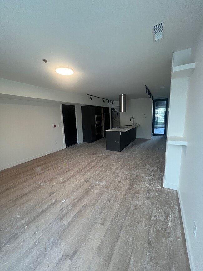 Building Photo - 238-238 Wellington Crescent Unit 3