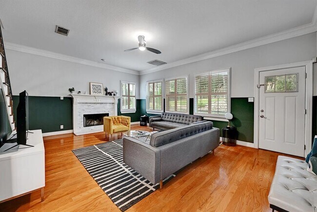 Photo - 1111 E Riverside Dr