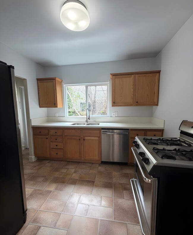 Photo - Luxuriously Renovated Bungalow Style 1 Bed / 1 Bath Apartment ~ Comes with Appliances, Parking, W... Unidad 4567 1/2