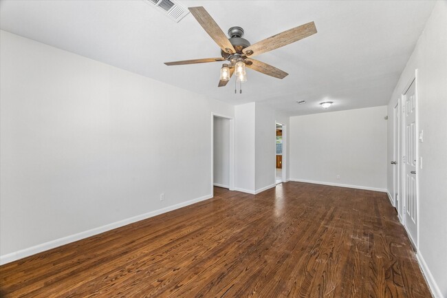 Photo - 1921 Lynnview Dr