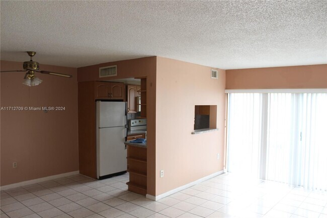 Building Photo - 9300 W Flagler St Unit 223C Rental