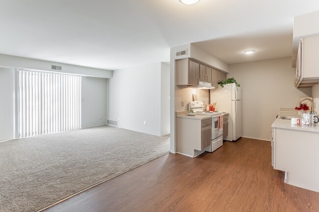 Photo - Farmington View Apartments - Farmington Hi...