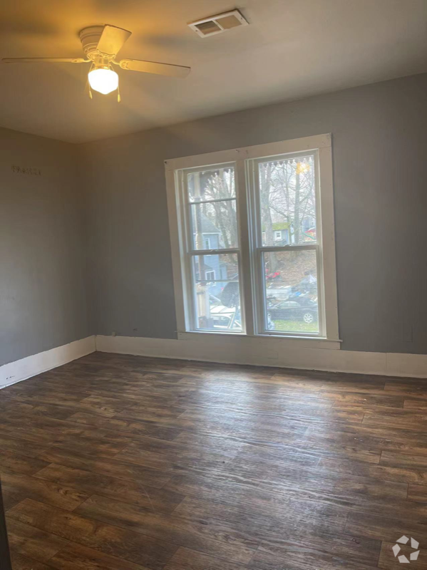 Building Photo - 500 E 5th St Rental