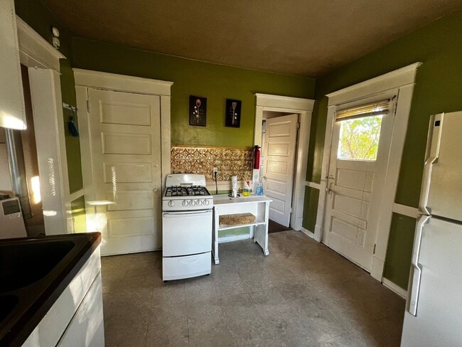 Photo - 844 Hovey St SW