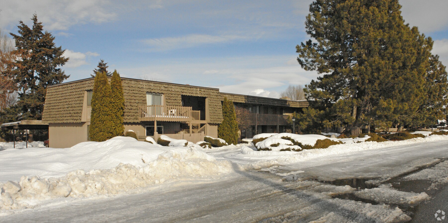 Chateau East & West Apartments - Chateau East & West Apartments