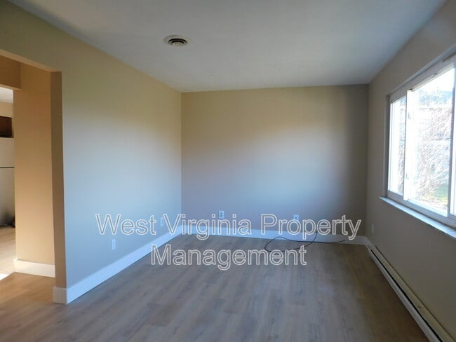 Photo - 98 Goodman Dr Unit Upper