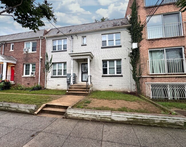 Building Photo - Cozy 3 BR/1 BA Apartment in Randle Highlands! Unit ( 3)