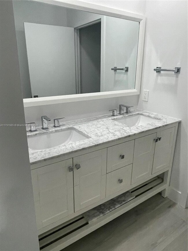 Master vanity with dual sinks - 575 Crandon Blvd Unit #307