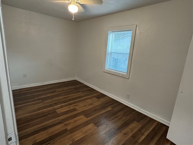 Photo - 8308 Lenore St