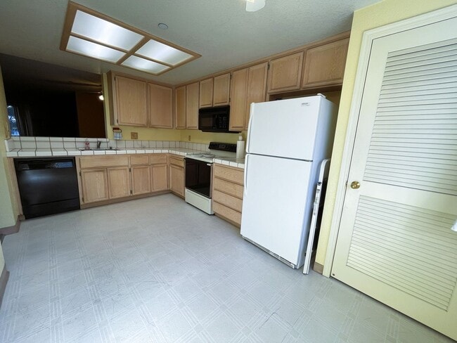 Photo - Spacious tri-level townhome in the heart of Hayward