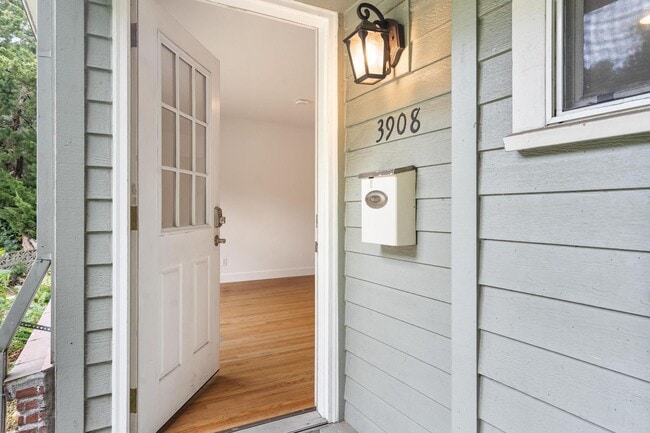 Building Photo - Inviting, remodeled 3-bdr/1.5-bath in Division/Hawthorne duplex—Privacy, A/C, parking, & storage Unit 3908