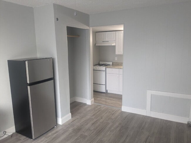 Building Photo - 1202 Ridgewood Ave Unit 210