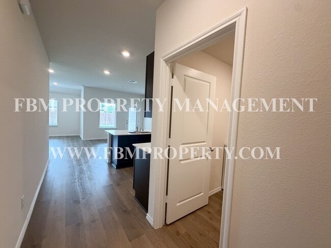 Photo - 329 Thoroughbred St