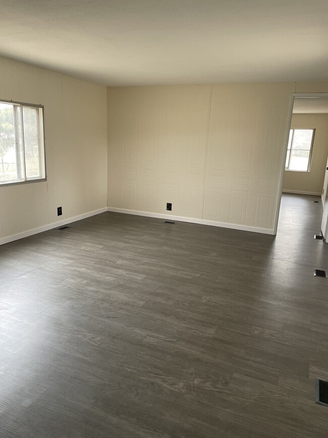 Photo - 201 E 5th St