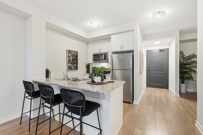 Photo - 870 Queenston Rd