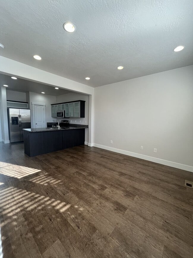 Building Photo - Pre-Lease for 2 WEEKS FREE- 3 Bed, 2.5 Bath Townhome in Pleasant Grove