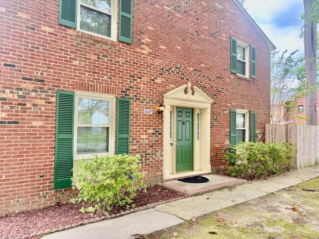 Building Photo - 3 bedroom/1.5 bathroom-Courthouse Green