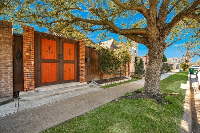 Photo - 832 W 27th St