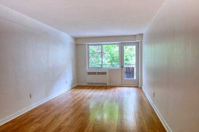 Building Photo - 3460 Rue Durocher Unit 101