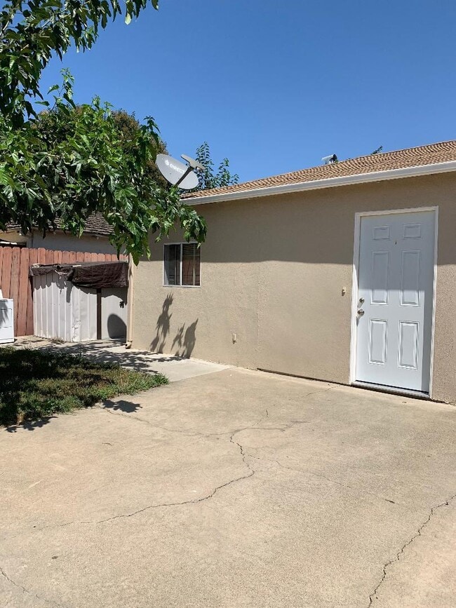 Photo - 738 N 14th St