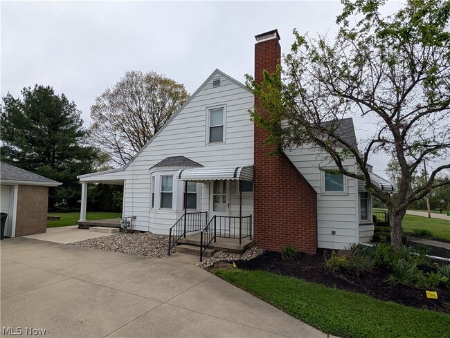 Photo - 616 Maple Ave NW