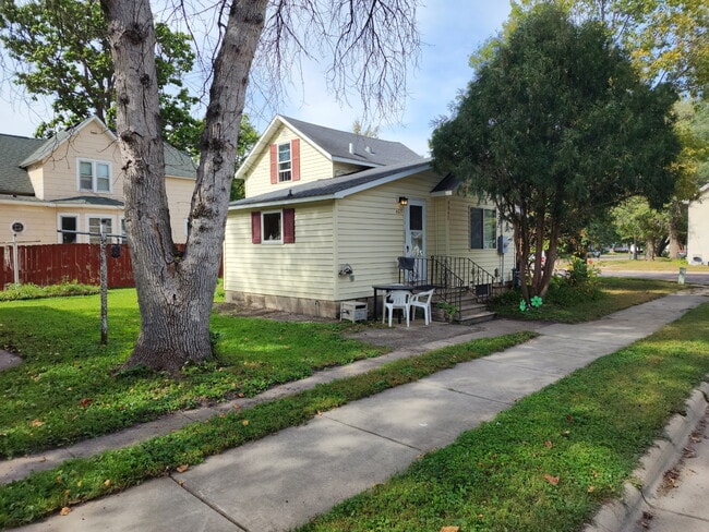 Photo - 605 Division St W