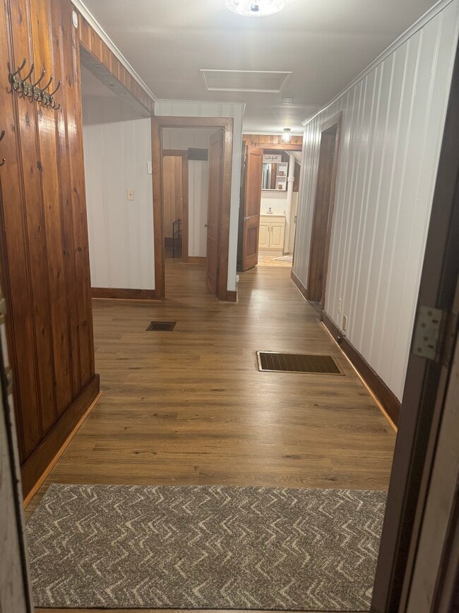 Building Photo - 618 Leonard Ave Unit Upper