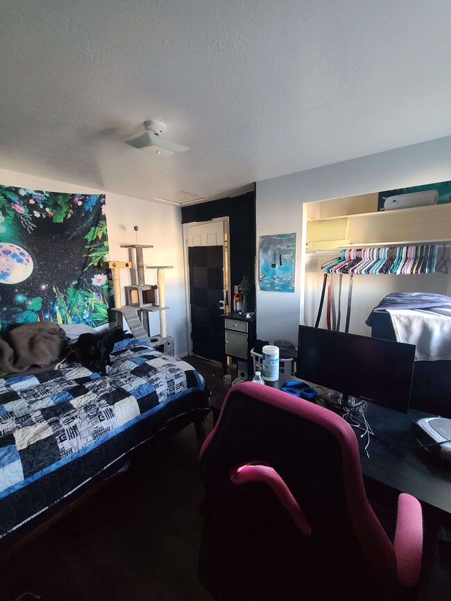 $700 room (upstairs) - 476 E Acoma Rd