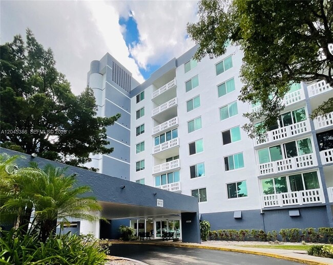 Building Photo - 919 Hillcrest Dr Unit 302