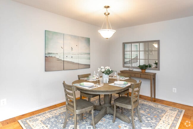 1BR,1BA-800SF - Dining Room - Willow Lake