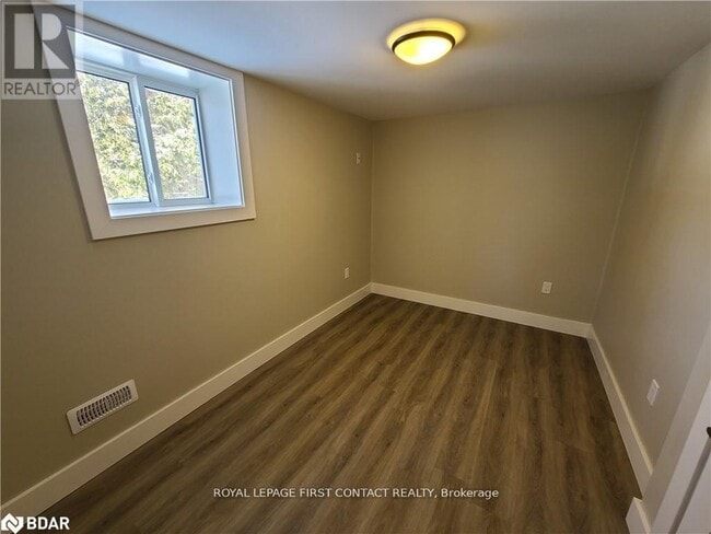 Photo - 320 Mississaga St W