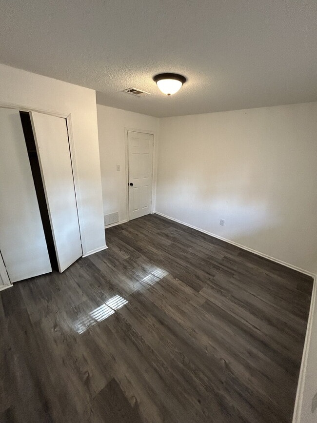 Photo - 3311 Kingsbury St