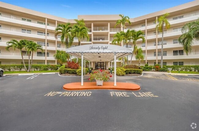 Building Photo - 3960 Oaks Clubhouse Dr Unit 510