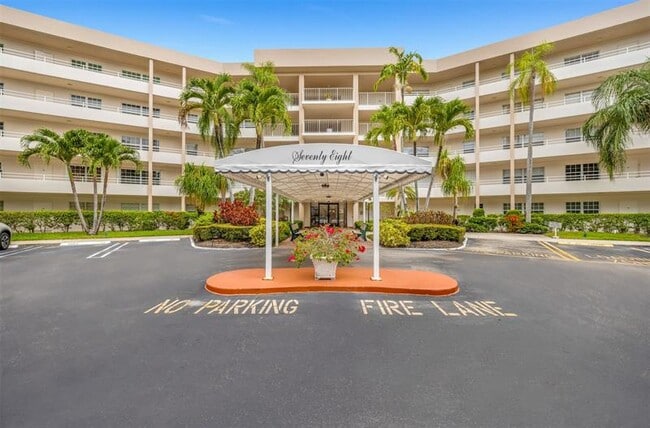 Building Photo - 3960 Oaks Clubhouse Dr Unit 510