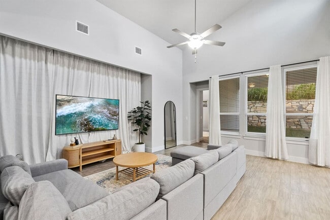 Photo - 11102 1/2 Charger Wy Unidad ID1363554P