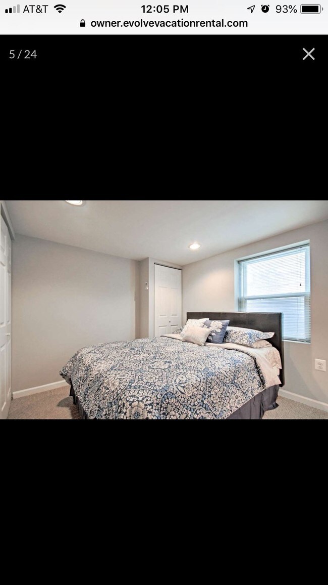 Queen size bed - 3108 M Pl SE
