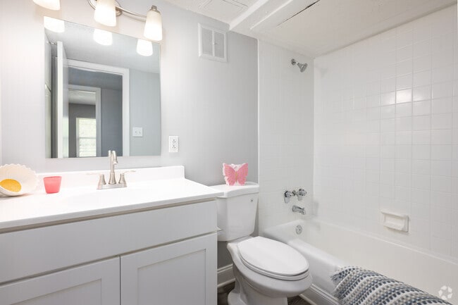 3BR, 1.5BA - 1040SF - Primary Bathroom