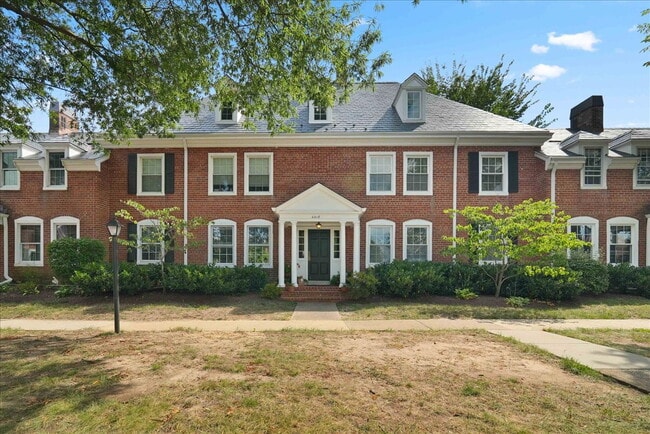 Building Photo - "Stylish 2-Bed 2-level Condo with Granite ... Unit B2