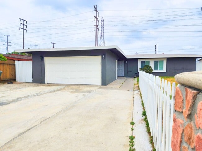 Building Photo - Charming 3-Bedroom Home Just 10 Minutes fr...