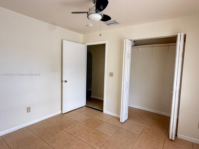 Photo - 4926 Vincennes St Unit 5