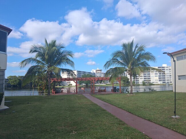 Building Photo - 1605 NE Miami Gardens Dr Unit 105