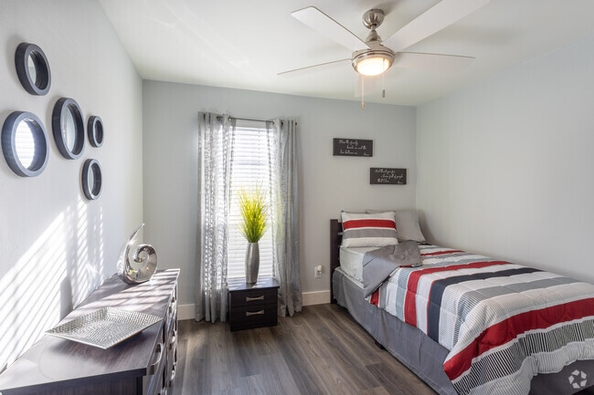 2BR, 1BA - 829SF